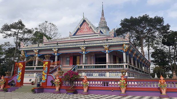  Ngôi chùa độc nhất vô nhị dùng… 9000 chiếc chén, đĩa ốp tường